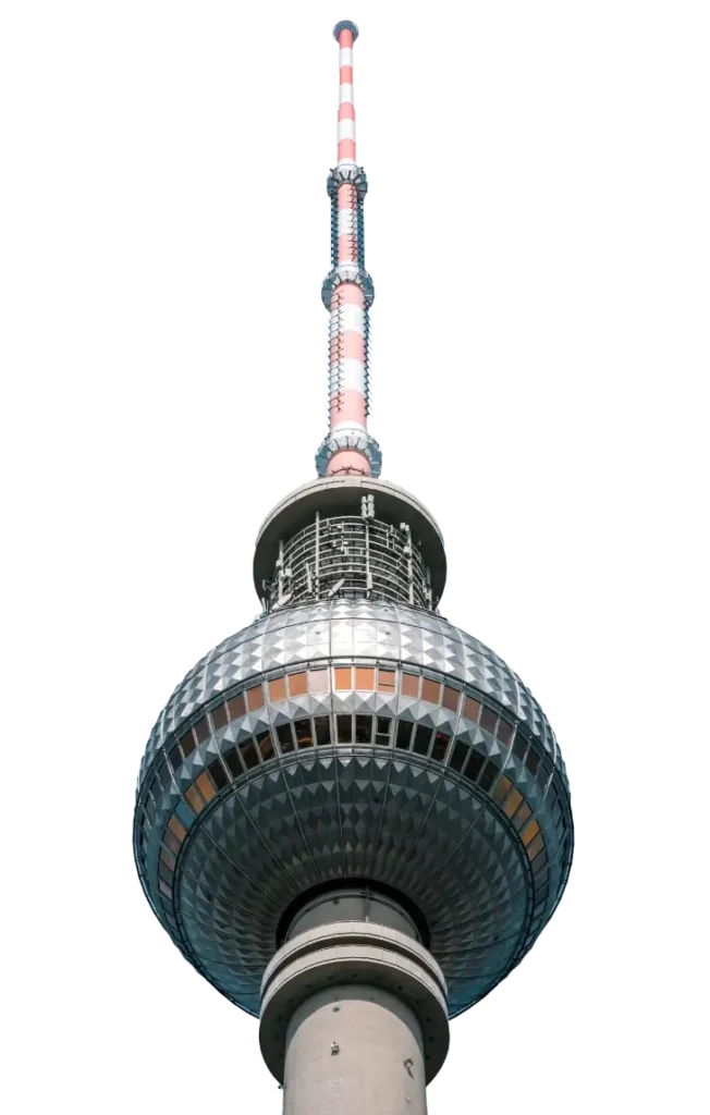 Fernsehturm Berlin mit markantem Kugelbau und rot-weiß gestreiftem Antennenturm, symbolträchtiges Wahrzeichen der Stadt, ideal für Touristen und Fotografie.