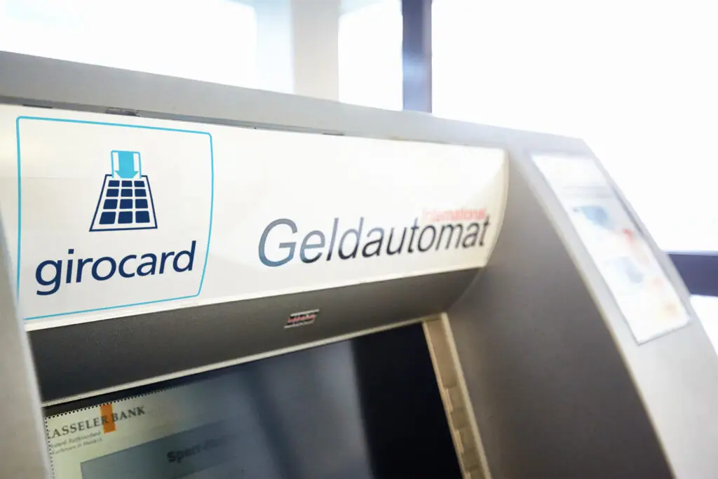 Geldautomat mit girocard-Logo, der internationale Geldabhebungen ermöglicht, in einer modernen Umgebung.