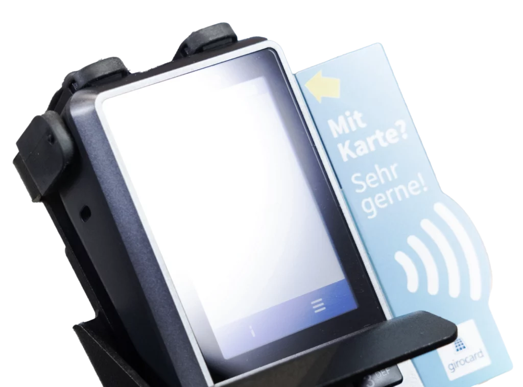 Zahlungsterminal mit Touchscreen und Hinweis zur Kartenzahlung, das die Nutzung von girocard unterstützt.