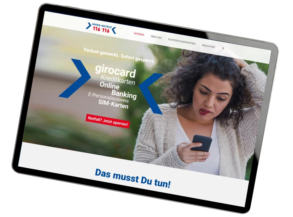 Tablet mit der Webseite des Sperr-Notrufs 116 116, die Informationen zum Sperren von Girokarten, Kreditkarten, Online-Banking, E-Personalausweisen und SIM-Karten bietet. Eine besorgte Frau schaut auf ihr Smartphone, während sie die Anweisungen auf der Seite liest.