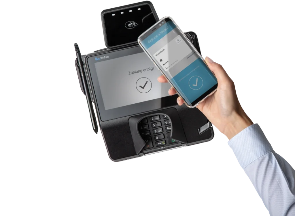 Zahlung mit Smartphone an einem modernen Kartenlesegerät, das eine erfolgreiche Transaktion anzeigt. Ideal für kontaktlose Zahlungen und digitale Geldbörsen.